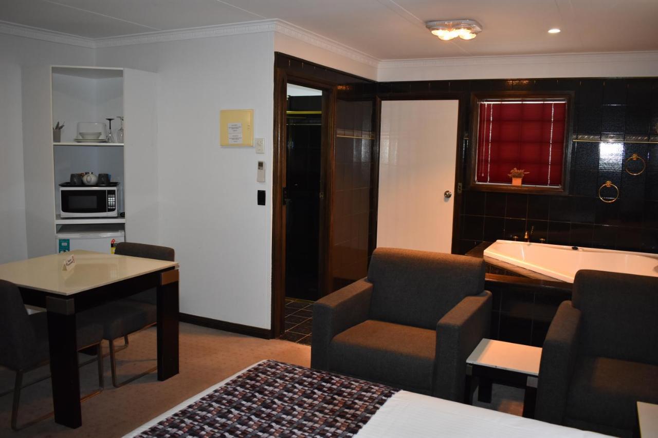 Roundhouse Motel Питерборо Экстерьер фото