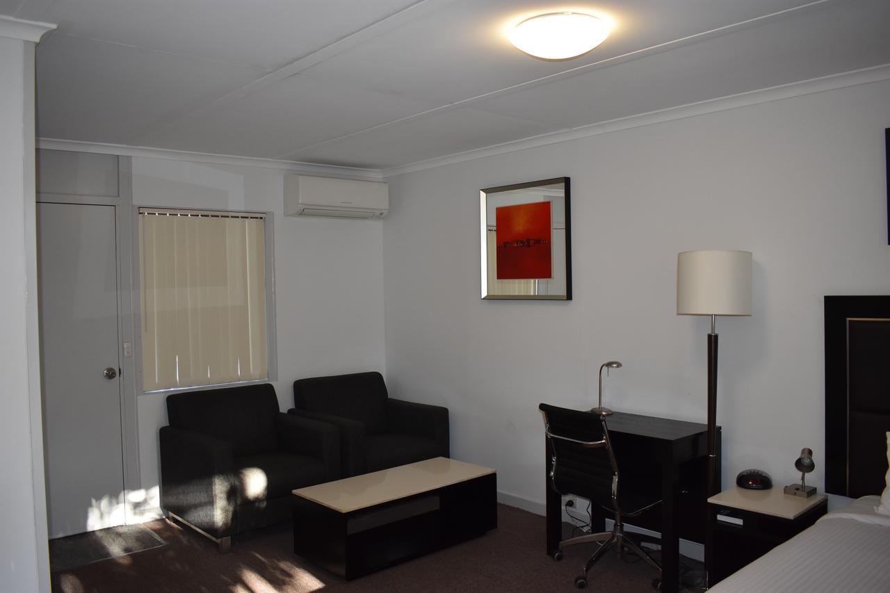 Roundhouse Motel Питерборо Экстерьер фото