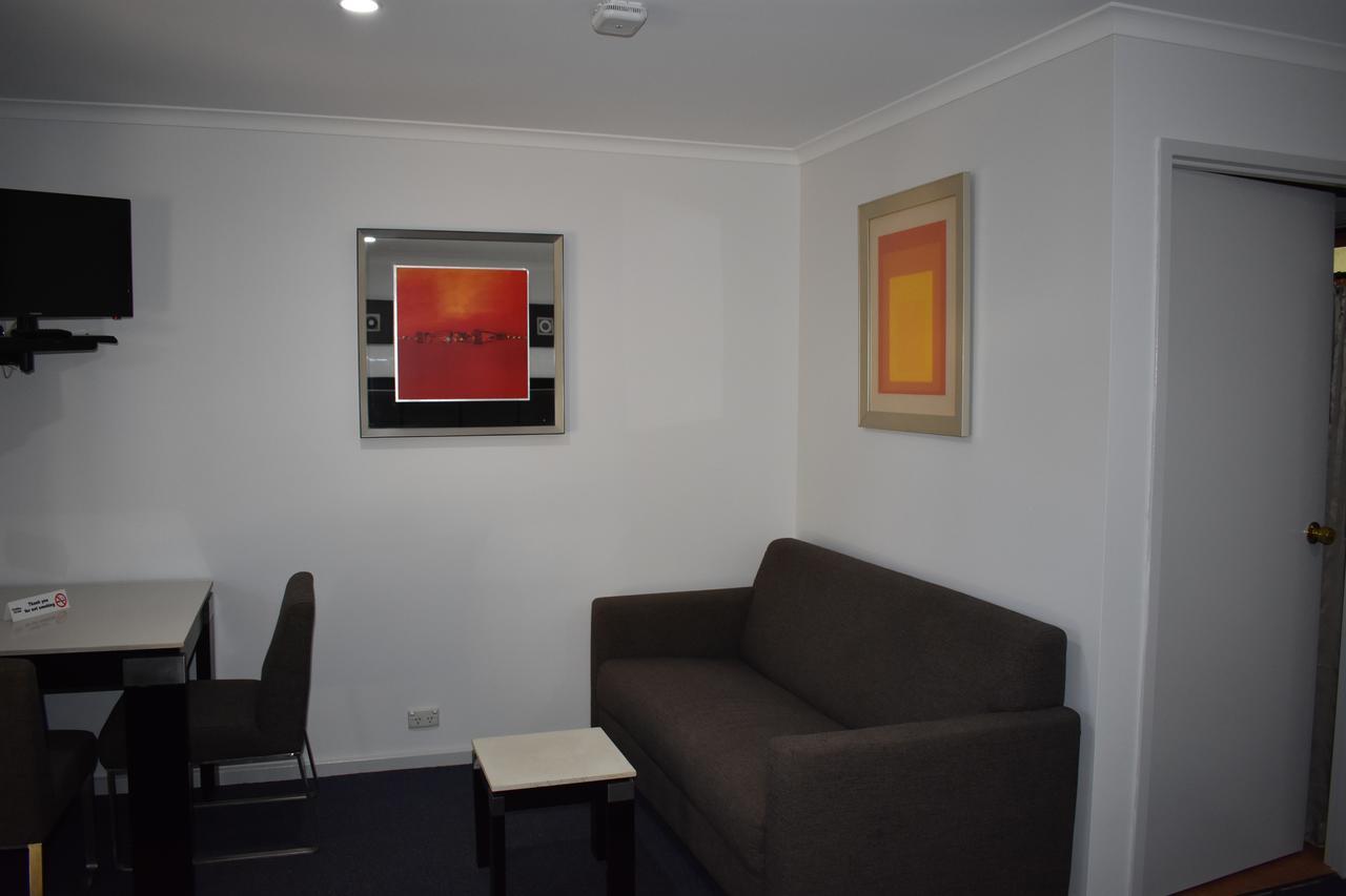 Roundhouse Motel Питерборо Экстерьер фото